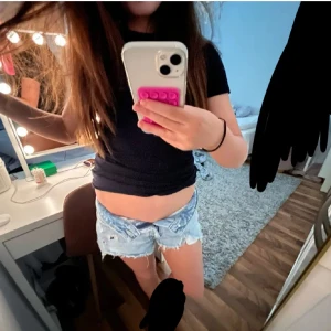 Jättesöta jeans shorts💕💕 - Säljer dessa superfina jeans shortsen med slitningar😇de är storlek S men passar båda mindre o större🩷 shortsen är lågmidjade och är perfekta inför sommaren!🥰🥹