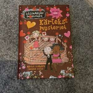 Kärleksmysteriet - Följ med LasseMajas Detektivbyrå på ett färgsprakande äventyr under Valleby kärleksfestival! En charmig och rolig bok fylld med mysterier, vänskap och spännande illustrationer – perfekt för unga deckarfans.