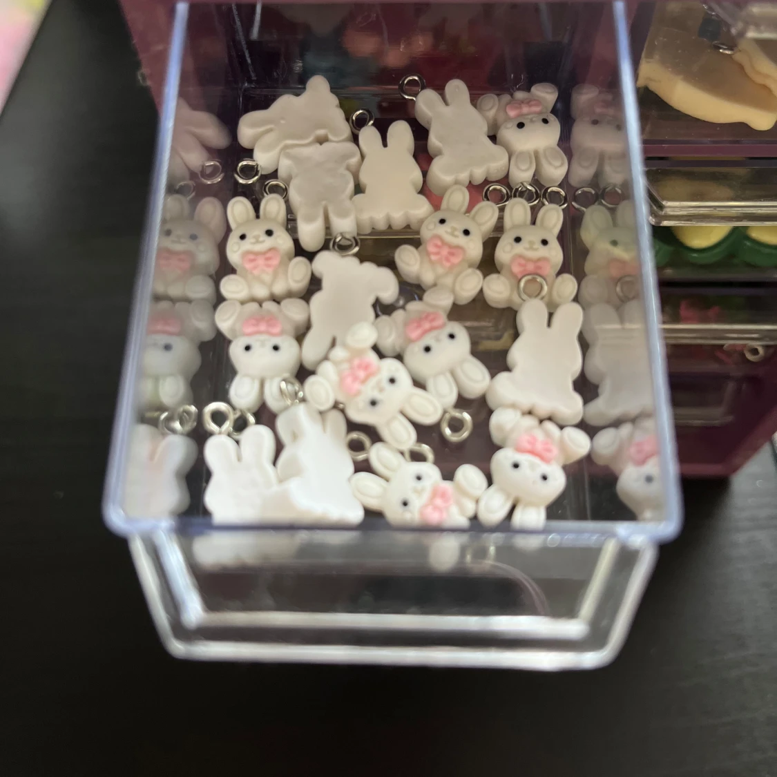 Söta kaninberlocker i vitt med rosa detaljer🤍