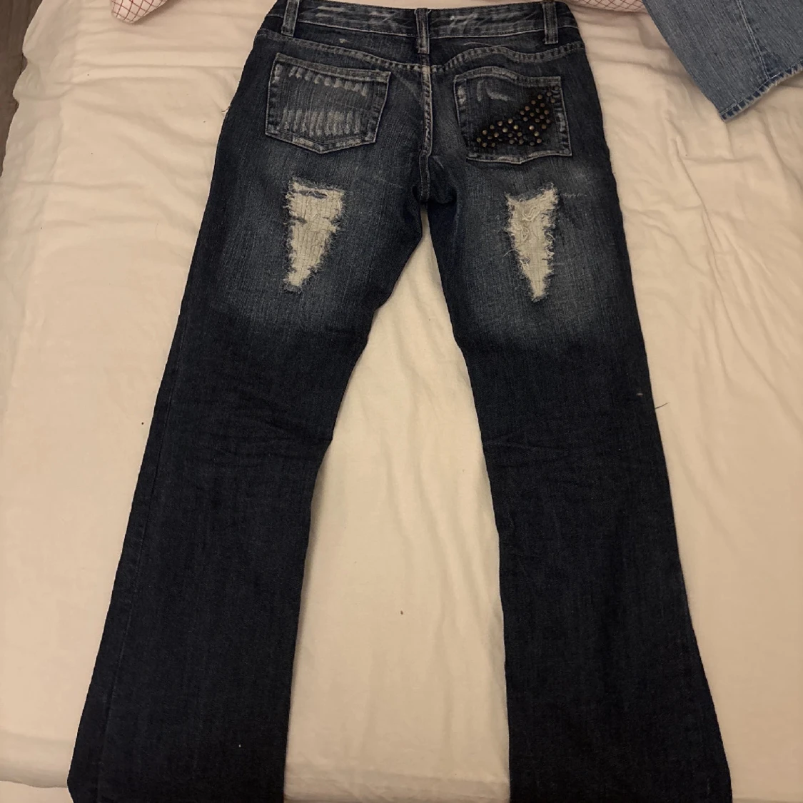 Blå bootcut jeans med slitningar och nitar - 1