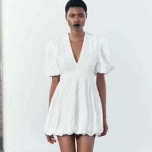 Vit kortklänning med puffärm och v-ringning - Superfin vit kortklänning med djup v-ringning och puffiga kortärmar. Perfekt till studente eller sommar, säljer den i storlek s och l 