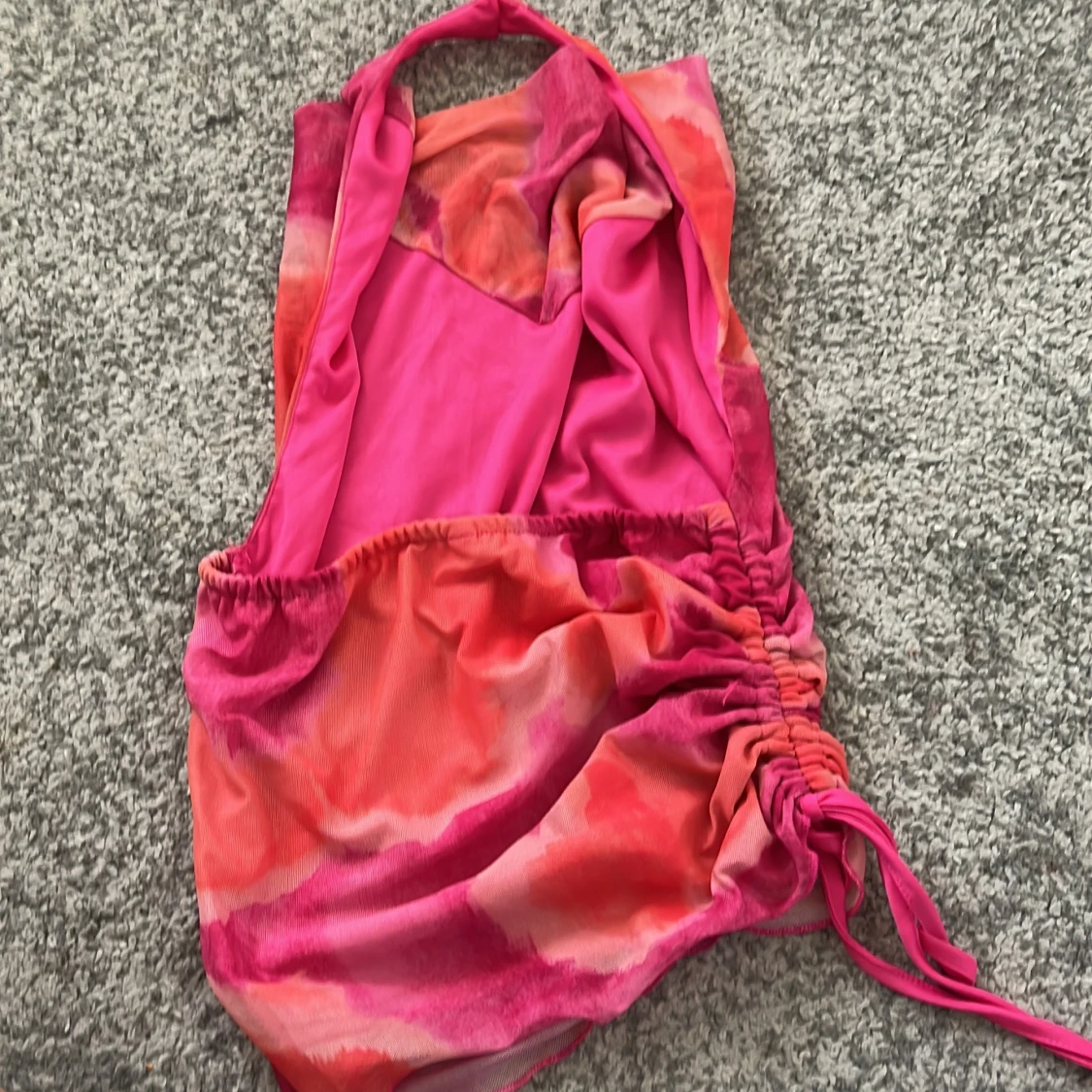 Somrig rosa och orange halterneckklänning - 1