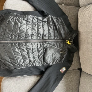 Parajumper jacka/cardigan (jayden) - Köpte jackan för typ 1 år sedan och den är använd men i väldigt bra skick. De e dunder pris på 1500 inye prutbart ska köpa en annan jacka, ta chansen för den e redigt fet