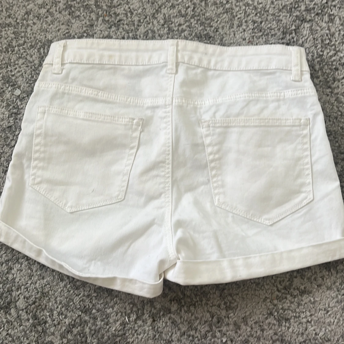 Vita jeansshorts med låg midja från H&M - 1