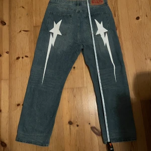 Bape jeans xxl - Se bilder för längd. Bape byxor i xxl passar till runt 180-190 kortare funkar också. Köpte av en vän för runt ett år sedan och är inte säker på om de är äkta därför de billiga priset. Annars är de i topp skick 