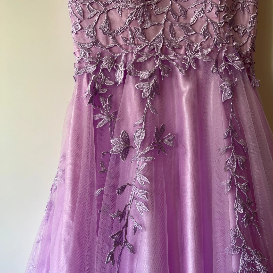 Ljuslila långklänning med spets och snörning - 4