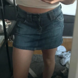 Lågmidjad jeanskjol  - Lågmidjad jeanskjol köpt secondhand och lite lite uppsydd! Strl xs vet dock inte varifrån den är! Priset går att diskuteras midjemått 80