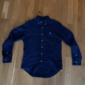 Ralph Lauren linneskjorta  - Jättesnygg linneskjorta från Ralph Lauren! | den är i jättebra skick och har inga defekter | storlek M | skickar inom 48h📦