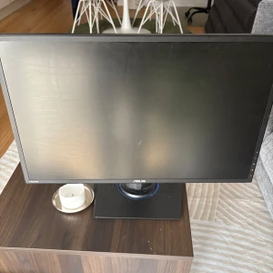 Asus skräm - Det här är en datorskärm från ASUS, perfekt för gaming, studier eller arbete. Skärmen har både HDMI- och VGA-ingångar, vilket gör den flexibel för olika enheter. Den kan roteras till stående läge, vilket är smidigt för programmering eller läsning. Stilren design som passar på alla skrivbord.