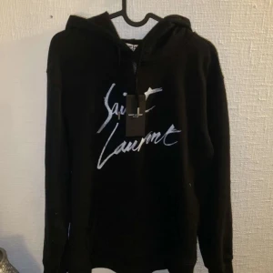 Svart hoodie från Saint Laurent - Säljer nu denna Saint laurent hoodie i storlek S✨ Inga som helst defekter helt ny och nyligen köpt✨ Givetvis äkta kvitto finns pris går att diskutera 