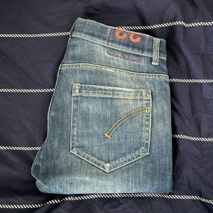 Blå skinny jeans från George - Dondup george mörkblå st 33 i väldigt bra skick. Passar mig som är 182 69kg