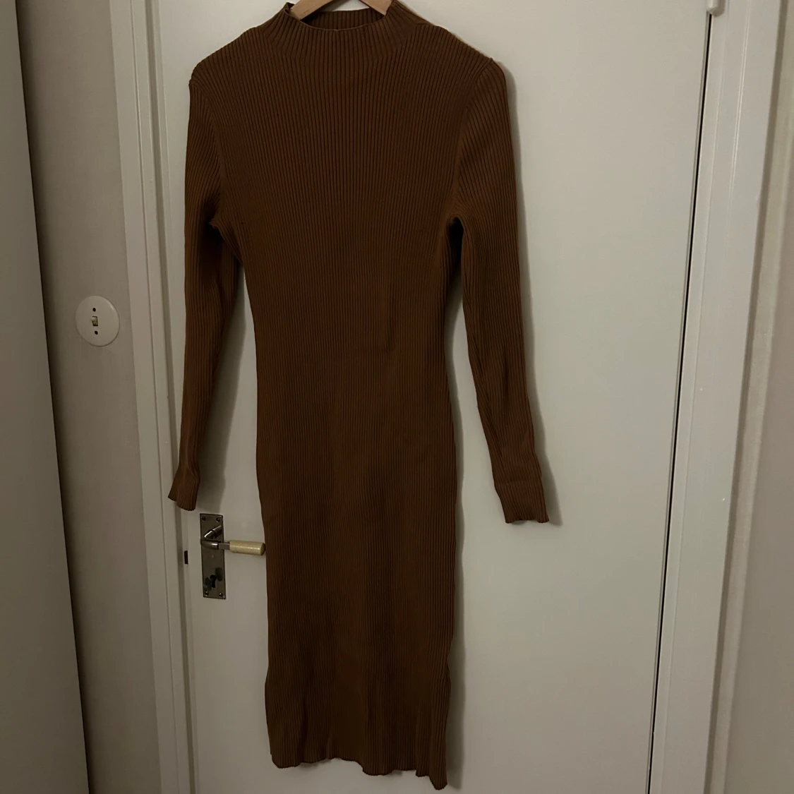 Brun ribbad långklänning - 1