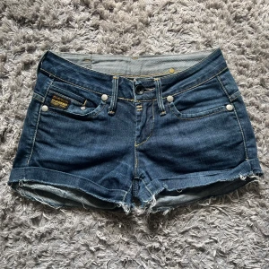 G-star shorts  - Jeansshorts från g-star med midjemåttet 37 cm tvärs över🤍