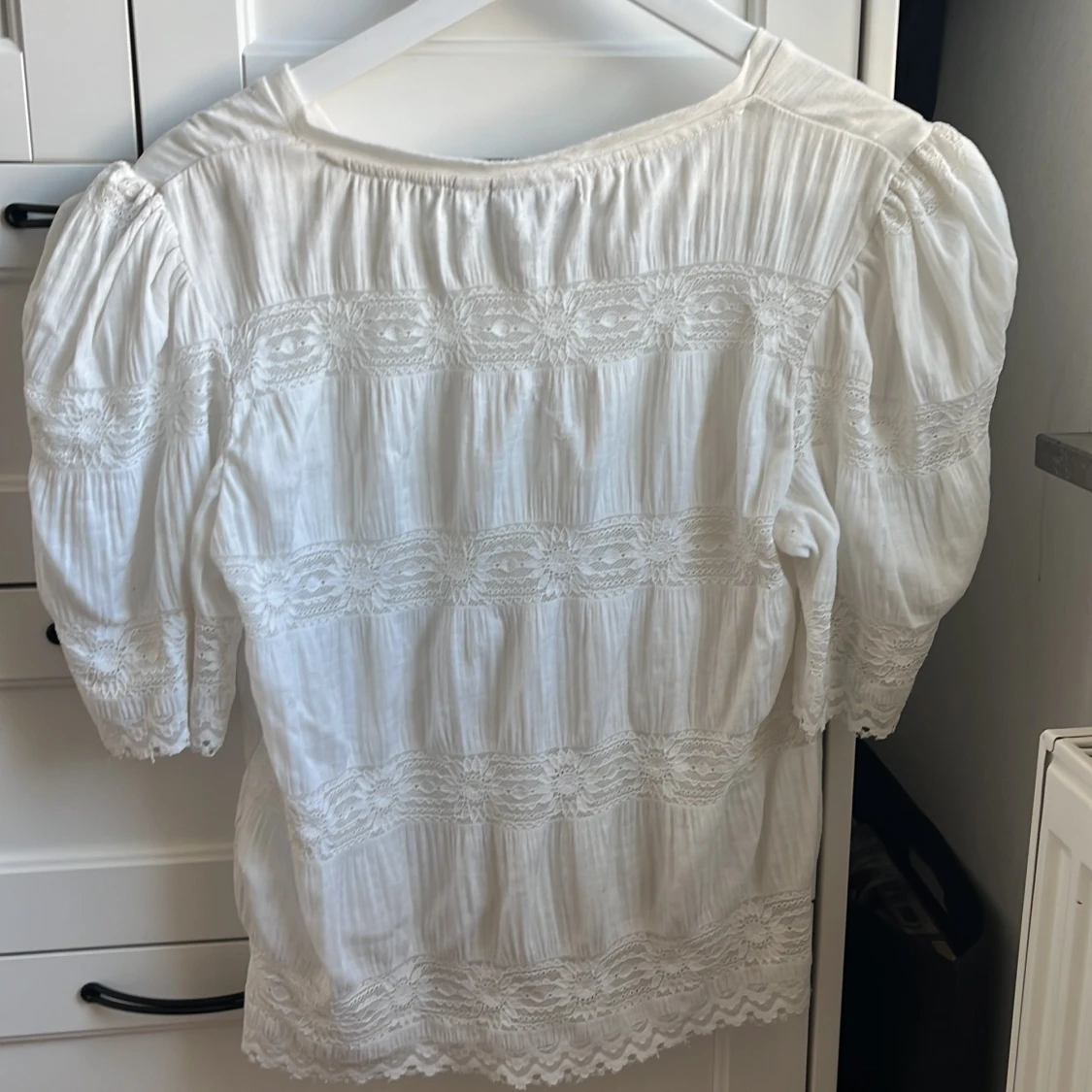Vit blus med spetsdetaljer från Vila - 1