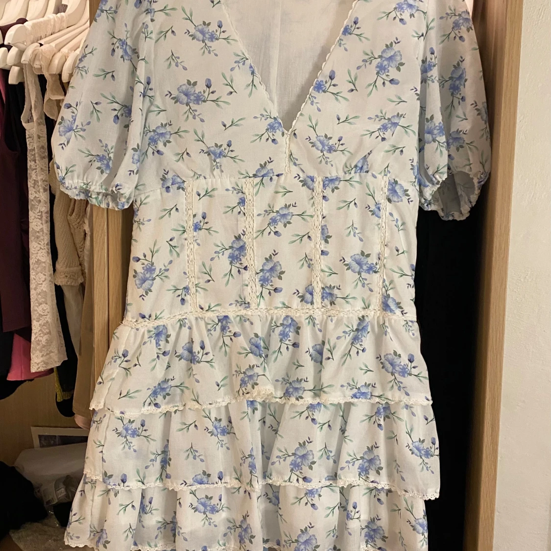 Blommig volangklänning med puffärm - 1