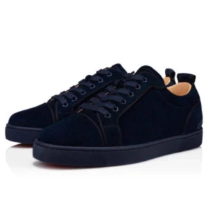 Mörkblå sneakers från Christian Louboutin - Säljer ett par mörkblå sneakers från Christian Louboutin med klassisk design och rund tå. Skorna har snörning och är tillverkade i mocka med svarta detaljer och platt sula. Perfekta för dig som gillar stilrena och exklusiva sneakers.