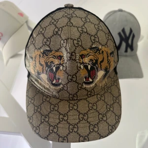Gucci keps med tigertryck  - En väldigt fin sällsynt Gucci keps i storlek s. Köpt på Gucci i Stockholm när kepsen gick att köpa. Nypris 4500 (ÄKTA)