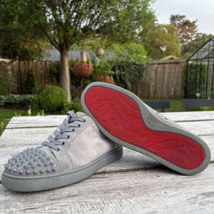 CHRISTIAN LOUBOUTIN LOUIS JUNIOR SPIKES - Säljer dessa fina skor från Louboutin med den klassiska röda sulan. Extremt sällsynt färg! Skorna är använda väl men fortfarande gott skick. Lite småskador i hälen och en nit som lossnat, lätt att laga alltså. Såklart äkta!😇 Tyvärr medföljer inget og. Hör av er vid frågor. 
