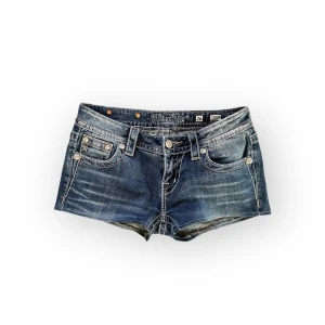 Miss Me jeansshorts - Säljer dessa lowrise jeansshorts från Miss Me, storlek 26 (passar ett S enligt mig) Mått: midja över: 37cm och total längd: 25cm. Hör gärna av dig om du har frågor om andra mått eller detaljer! De är sydda till shorts därför säger modellen fortfarande skinny💞