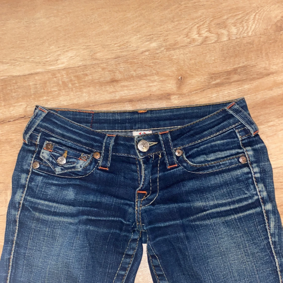 Blå bootcut jeans från True Religion