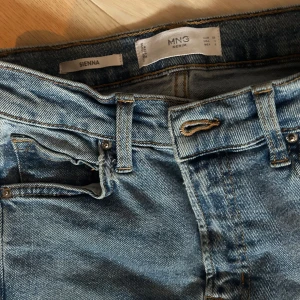Blå jeansbyxor från MNG Denim - Säljer ett par klassiska blå jeans från mango Denim, modell Sienna. Byxorna har medel midja, raka ben. 