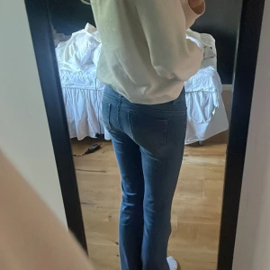 Blå bootcut jeans från G-Star RAW - Säljer ett par klassiska blå jeans från G-Star RAW med bootcut passform. Jeansen har låg midja, fem fickor och snygga detaljer med knappar och dragkedja. Sitter assnyggt på mig som är 174cm och är stretchiga, använda men inga synliga defekter! (Pris kan diskuteras)