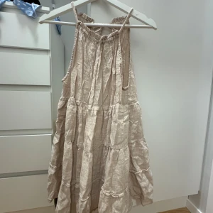 Beige klänning - Beige klänning, i storlek XS🦋