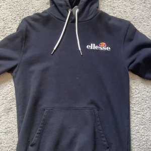 Blå hoodie från Ellesse - Säljer en blå hoodie från Ellesse. Storlek S 