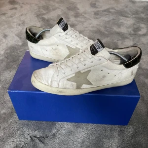 Golden goose skor - Tja! Säljer nu dessa fina golden goose skorna! Skorna är i storlek 42, skornas design är att dem ska ha slitage, skorna har lite defekter och skulle behöva fräshas upp samt sulan se bild 5 men fungerar som ett par skor, skriv vid frågor eller bilder