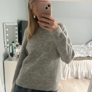 Stickad tröja  - Säljer denna snygga stickade tröja i strl S, är nästan helt oanvänd, och jätte fina till sommarkvällar eller bara som vanligt att ha! Skriv om intresserad 💕💕