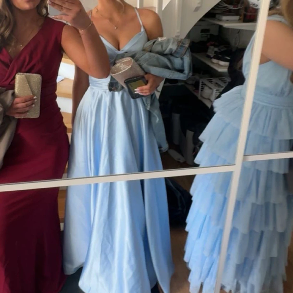 Ljusblå långklänning med slits och snörning i ryggen