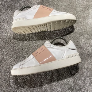 Valentino skor - Hej! Säljer nu mina skor från märket Valentino, storlek 37 bra skick, givetvis äkta. Tveka inte på att höra av dig om du har frågor eller funderingar kring skorna! 