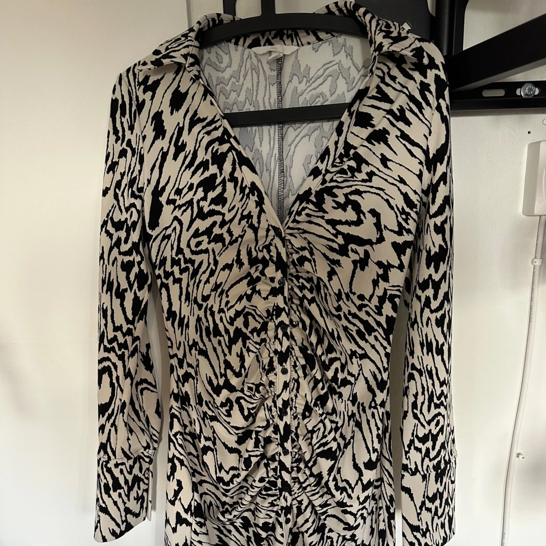 Svartvit mönstrad skjortklänning - 2