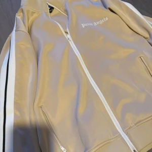 Palm angels tröja  - Säljer nu denna feta Palm angels tröjan i storlek M den är knappt använd skick nästan som ny 