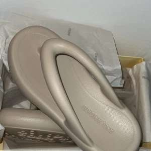 Beige sandaler från Axel Arigato - Ett par stilrena sandaler från Axel Arigato. De är köpta sommaren 2023 från Axel Arigatos officiella hemsida, de är helt oanvända. Originalpris: ca 1400 kr