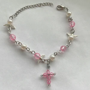 Handgjort y2k armband med kors - Handgjort armband med rosa kors💕