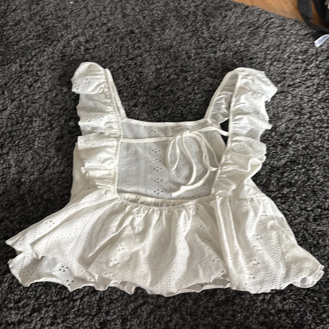 Vit broderad volangtopp från SHEIN - 1