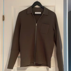 Brun långärmad tröja med dragkedja från Samsøe Samsøe - Säljer en stilren grön långärmad tröja från Samsøe Samsøe . Köpt för ett tag sedan men knappt använd . Ny pris : 1599kr . Hör av er vid funderingar 