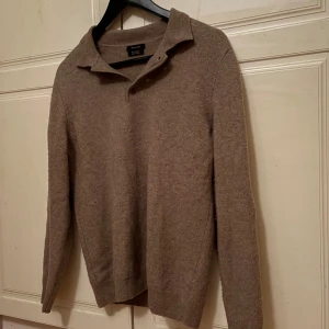  Massimo Dutti Kashmir  - Säljer denna extremt snygga Massimo Dutti tröjan😮‍💨|| Tröjan är i materialet Kashmir (storlek s) och har för övrigt väldigt bra skick!|| Nypris: 2000 kr    Vårt pris: 699❗️❗️
