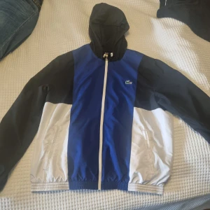 Lacoste jacka - Skick som på bilderna, kan fixa fler vid förfrågan. Herr L passar L. 