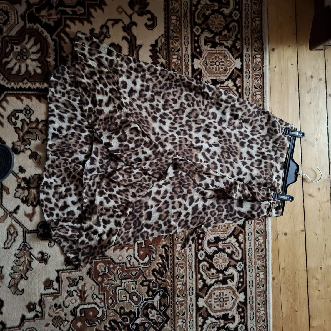 Leopardmönstrad omlottkjol med volang - 3
