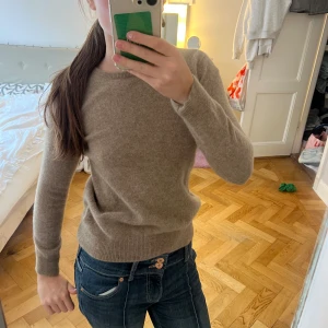 Beige kashmirtröja från Davida - Säljer en supermjuk beige kashmirtröja från Davida. Storlek S säljer för 200kr!