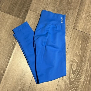 Dfyne Impact Tights , Färg : Electric Blue 💙 - Dfyne Impact Tights I Färgen Electric Blue i Stl L , säljer då dom inte passade mig , iprincip som oanvända , inget tecken på användning , skicka om du har mer frågor!💙