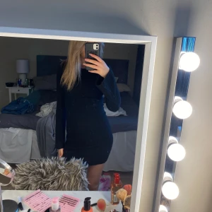 Stickad klänning med öppen rygg - Säljer en svart, tight klänning med lång ärm och snygg öppen rygg. Klänningen är stickad så passar perfekt till sommarkvällar eller lite svalare sommar dagar. 