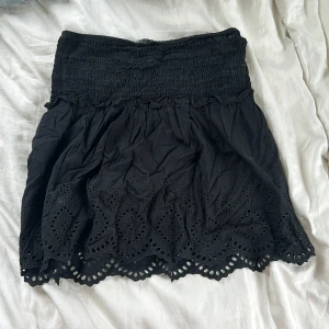 Svart kortkjol med broderade detaljer från Zara - Supersöt svart kortkjol från Zara.  