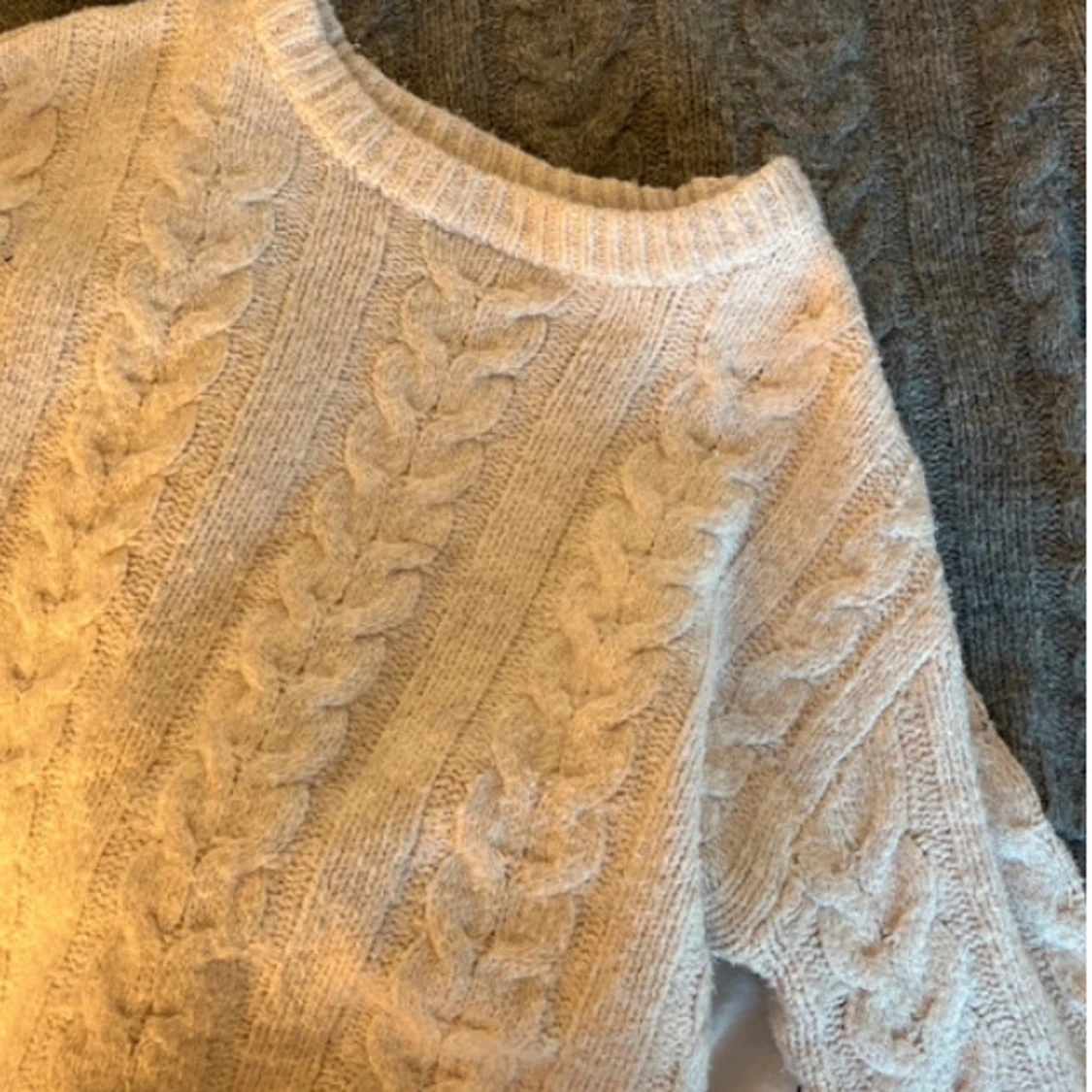 Två kabelstickade tröjor