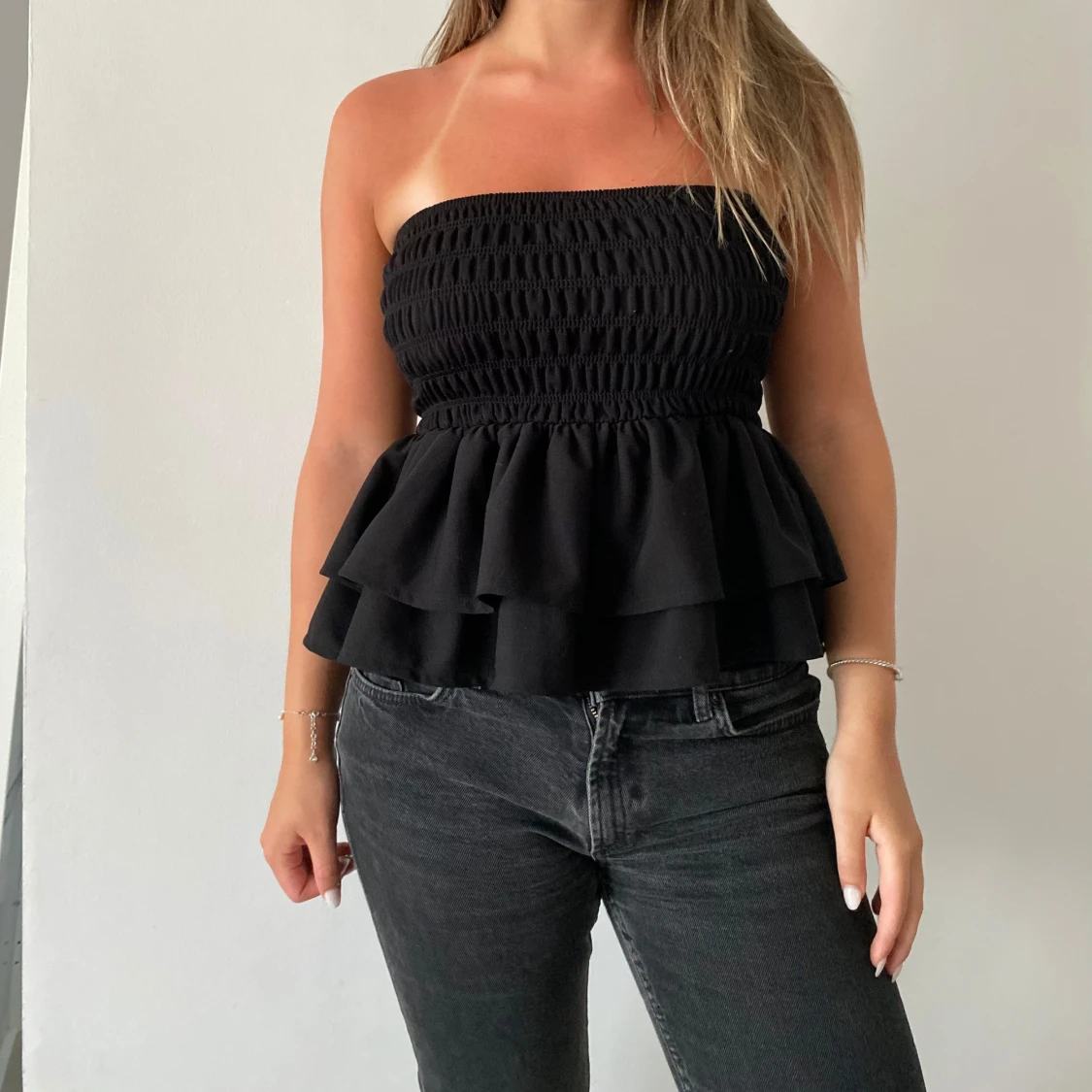 Svart volang topp