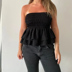 Svart volang topp - Säljer en svart topp från Zara med dubbla volanger nedtill🫶🏽