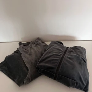Gråa mjukisbyxor i velour + hoodie  - Mjukis set från Gina tricot storlek M Passar även S Snörning finns inte därav priset annars bra skick.