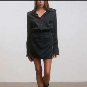 Svart slutsåld klänning med fickor från Cloeys - . Så fin lyxig klänning från chloe schutermans märke  Storlek L men passar M och även S med skärp  Nypris 3900kr  Finns på Östermalm eller skickas  Oanvänd